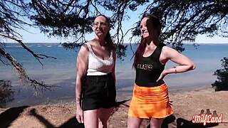 Arianna és Angelina, a buja milfek, élvezik a relaxáló hármast egy baráttal