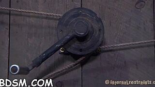 jeg er lænket og min fisse bliver boret hårdt af hangman