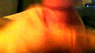 Sessão de masturbação solo capturada em detalhes crus