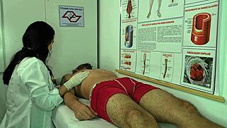 L'infirmière s'excite devant l'érection dure du patient