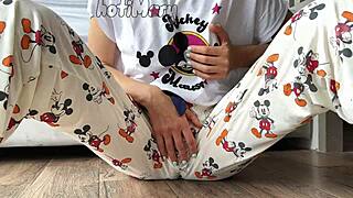 Skinny teen masturbates squirting