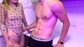 Mostohatestvér vágyik mély penetrációra nedves puncijába, élvezve minden pillanatot