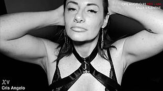 Sally Lys Valentine แม่บ้านในชุดเครื่องแบบกับ Cris Angelo