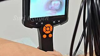 סטודנטית וייטנאמית חוקרת את הכוס הרטובה השיערתי עם צעצועים, חברה חובבנית מצטרפת לכיף אינטנסיבי