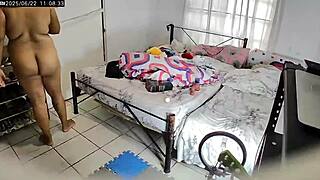 Detrás de cámaras de mamá jugando con su dildo