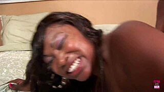 사랑스러운 흑인녀 포토슛에서 열정 섹스 펠라치오