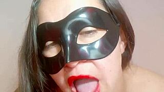 madrastra mexicana se masturba para su hijastro, extrañando su verga y semen.