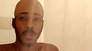 รูมเมทผมน้ำตาลเปียกในหอพักสหรัฐตาตาสีน้ำตาลเรื่องทำเอง