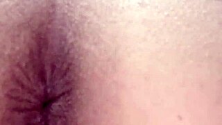 Plavolaska MILF uporablja čep in dildo za ekshibicionistično bliskanje