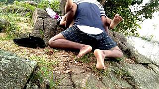 Intenzivní emoce v desi veřejném sexu: Nevlastní matka podvádí s strýcem na poli, zatímco táta sleduje