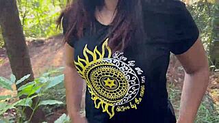 Amatør blir naken i skogen, stor rumpe blottet