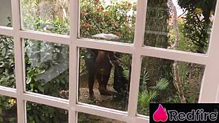 Anny Fernandez zapelje vrtnarja za analni seks!