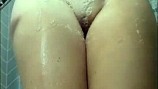 I am bathing sexy teen shaving her big ass pussy