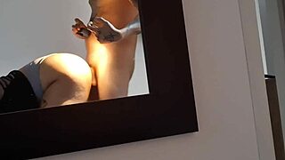 Servitrise hemmelig filmer milf bøyd over i doggystyle!