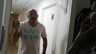 me la saca del culo para acabarme en la garganta