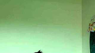 Erittäin seksikäs tyttö suihkuttaa maitovirtoja masturboiessaan!