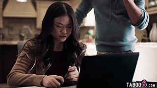 Lulu Chu หญิงสาวเอเชีย 18+ ได้ยิน Vic MILF กับ Seth Gamble รูมเมท