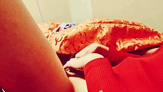 Chica caliente can't wait to masturbate before dinner!