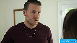 Сводная сестра соблазняет сводного брата?