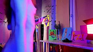 Lenyűgöző cuki csaj dildóval és vibrátorral csábít, míg keményen élvez az óriás faszon