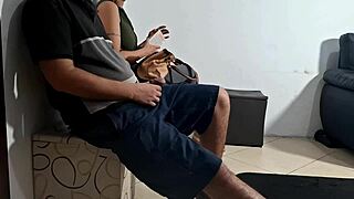 Mostrando pau na sala do dentista leva a apalpada e foda de quatro com gozo dentro