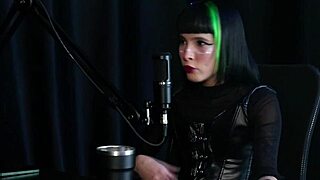 Decidiu investir em conteúdo pornô, foi chamada na direção da escola por vídeo vazado, perdeu a virgindade na cama da mãe, says Carol Rhcp in sheer red lingerie.