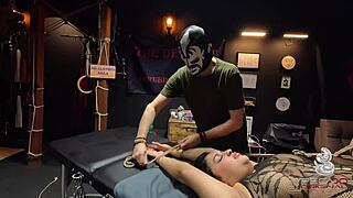 Perra es atada y sodomizada por su amo y cogida por el aprendiz de este