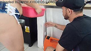 Dona de casa casada com shortinho jeans recebe o encanador for intense big ass kitchen fuck and rough pussy licking.