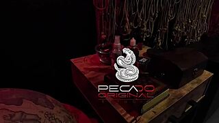 Perra es atada y sodomizada por su amo y cogida por el aprendiz de este