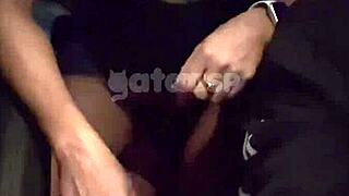 casada d� para o macho dentro do carro na rua enquanto corno dirige, fudendo doggystyle com monster cock