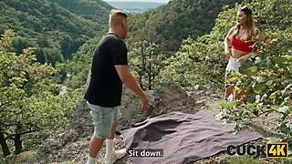 V lese dlhovlasá manželka splní mmf sen s dvoma veľkými kokotmi, kým manžel sleduje a duma