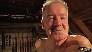 Kan inte fatta att morfars tjocka kuk knullar min tighta 18+ fitta så djupt