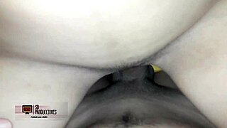 Nevlastná sestra sa vkradne pod perinu na domáci medzirasový sex s hlbkovým orálom a creampie v psíka