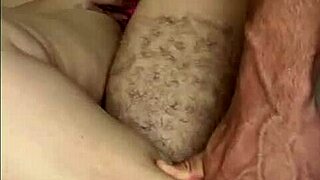 Gostosa curvilínea de peitões naturais leva porrada no banheiro