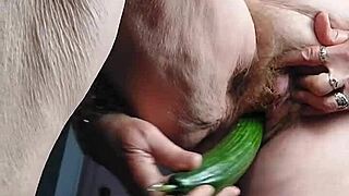 Oma neukt oude harige kut met komkommer in solo blonde granny food play. 🥒