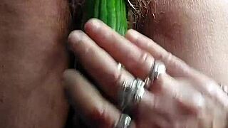 Oma neukt oude harige kut met komkommer in solo blonde granny food play. 🥒