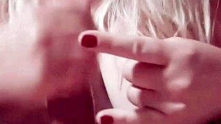 Cornudo humillado por su esposa infiel.