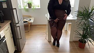 Beloved Son-In-Law Jerks Off And Cums On Cougar Ass