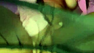 Sculacciata culo forte mentre si masturba da sola