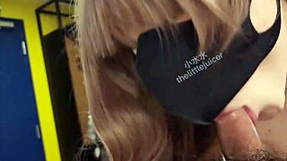 אסייתית חזה גדול מספרת על שירות חדרים במלון עם מציצה מושלמת וסקווירט סיני