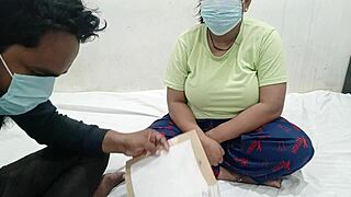 Školnice svádí učitele velkýma přirozenýma prsama doma