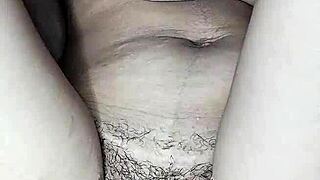 Joven Caliente Latina Masturba Coño Peludo Cabalgando Hasta Corrida Cremosa