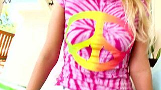 Vanessa Cage sexy modrooká blond studentka fouká velký čurák POV a polyká sperma!