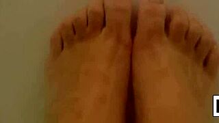 Abigail dusjer damphet og barberer trange fitta for solo runke moro!