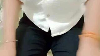 Beautiful Indian Hot Girl Fingering Her Tight Juicy Pussy In First Time Solo Masturbation!