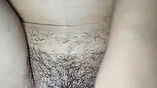 Joven Caliente Latina Masturba Coño Peludo Cabalgando Hasta Corrida Cremosa