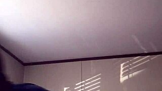 Veliki črni kurc jo trka v doggyju, potem intenzivno sesanje v hitri seansi