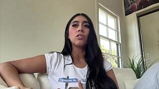 ויולט מאיירס צוללת לאקשן בין גזעי מאחורי הקלעים עם תחת וציצים גדולים