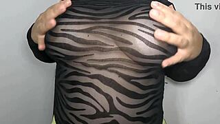 madrastra culona sexy se prepara para descansar mostrando sua big ass e wet pussy em panties justas e thong revelador. ela é uma colombian curvy milf com huge curves e big pussy lips.