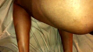 O ja, ta črna debela kurba mi nabija tesno rit v hudi analni akciji